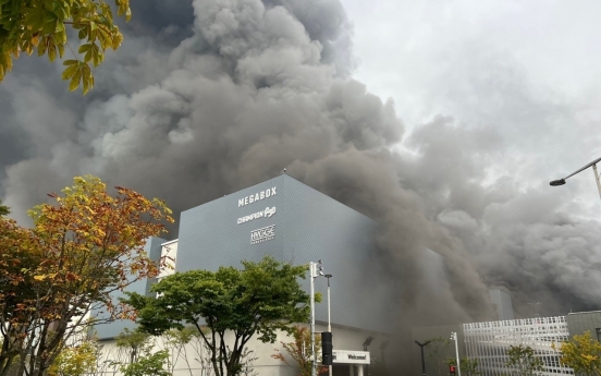 Hyundai Department Store to compensate staff, partners for Daejeon outlet fire