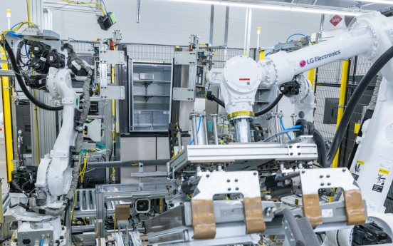 [From the Scene] At LG plant, unmanned robots boost output, ensure workplace safety