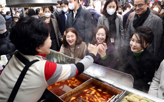 Ahead of Seollal, first lady steps up community service