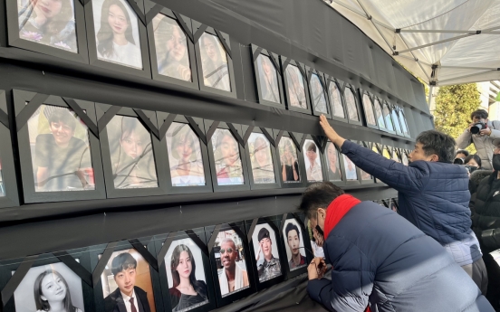 [From the Scene] Police clashes, political drama at memorial for Seoul crowd crush victims