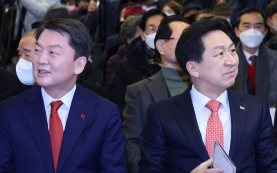 Party leadership contender Ahn returns as thorn in Yoon's side