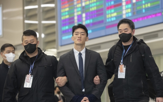 [Breaking] Ex-president Chun Doo-hwan's grandson arrested over drug use as he enters Korea