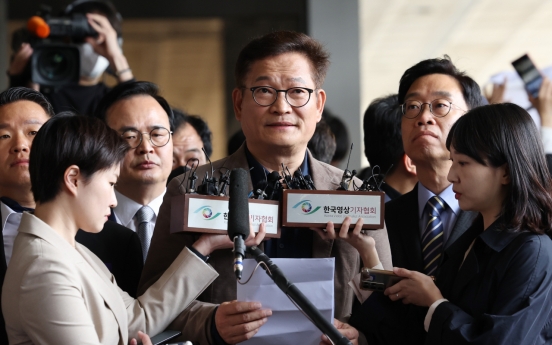Former opposition leader decries political persecution in 'cash envelope' probe
