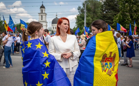 Tens of thousands of Moldovans rally for EU membership
