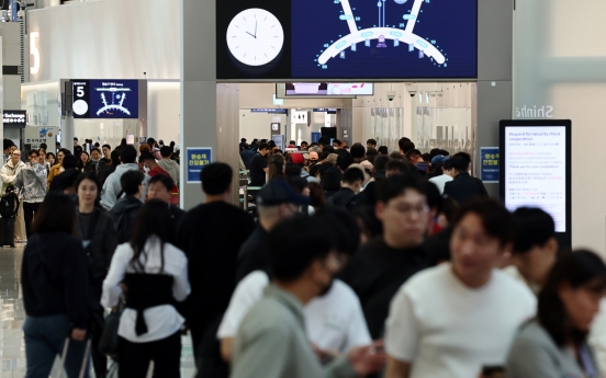 Travel deficit widens as Koreans travel overseas in droves