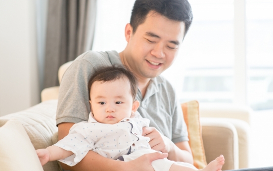 Korean fathers lose out on OECD's longest paternity leave