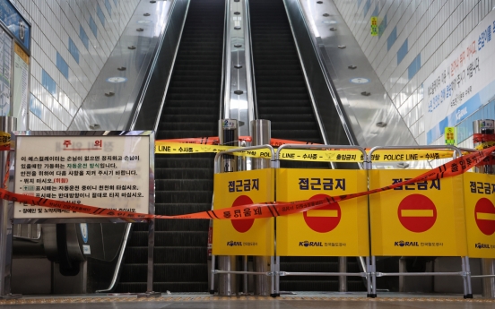 14 injured by reversing subway escalator