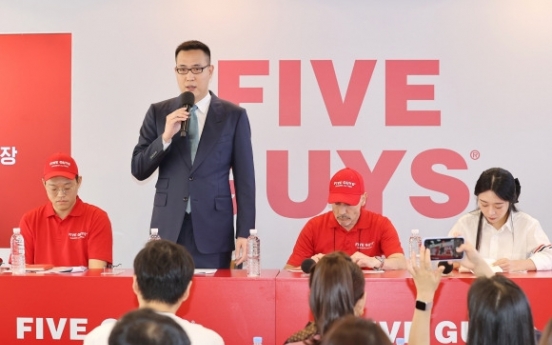[Photo News] Hanwha heir celebrates 1st Five Guys store opening