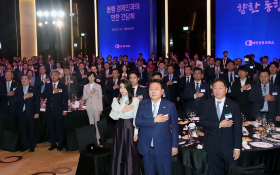 Yoon attends Korea-Vietnam business forum, witnesses signing of 111 deals