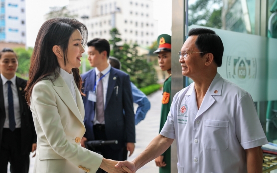 First lady meets with Smile for Children officials in Vietnam