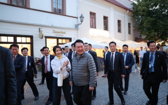 US senator unexpectedly meets Yoon in Lithuania, bursts into ‘American Pie’