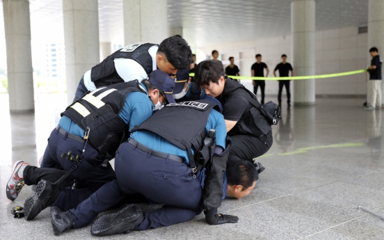 Korea to arm police officers with less lethal handguns