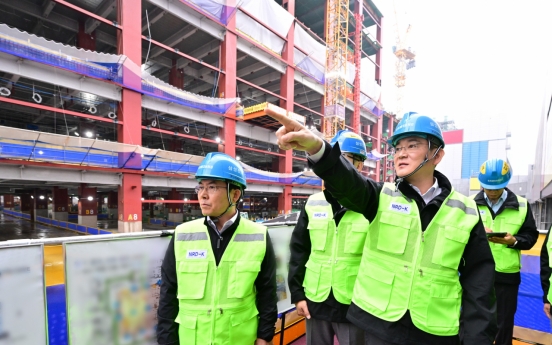 [Photo News] Samsung chief checks R&D complex