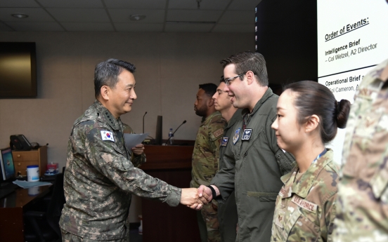 JCS chief visits key Air Force unit amid major S. Korea-US air drills