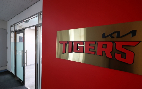 Arrest warrant sought for Kia Tigers manager over bribery charges