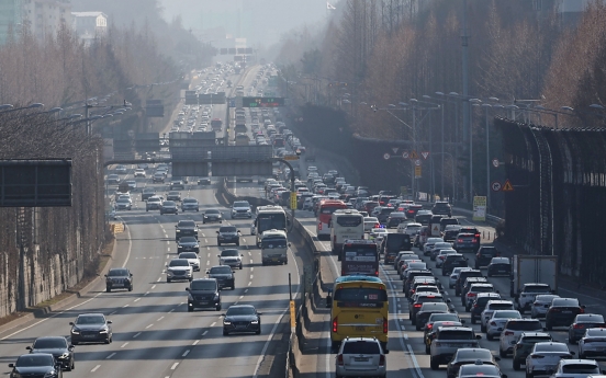 Highway traffic levels ease on last day of Lunar New Year holiday