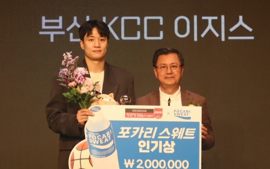 Heo Ung wins KBL Pocari Sweat Popularity Award