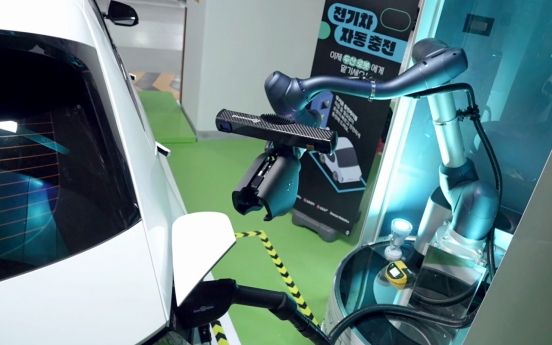 Doosan, LG team up to debut EV charging robot