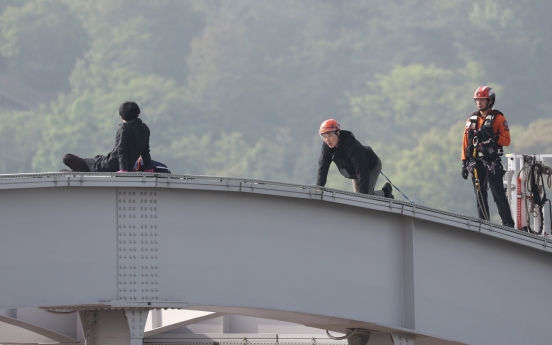 Man nabbed for protest on top of Han River bridge