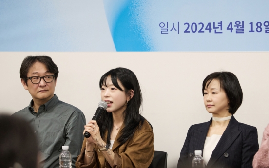 Author Cheon Seon-ran explains her preference for stage adaptations of 'A Thousand Blues'