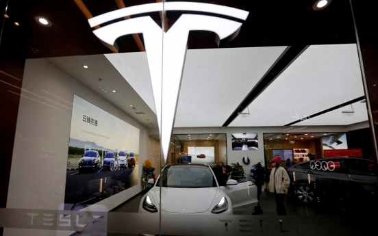 US probes whether Tesla Autopilot recall did enough to make sure drivers pay attention