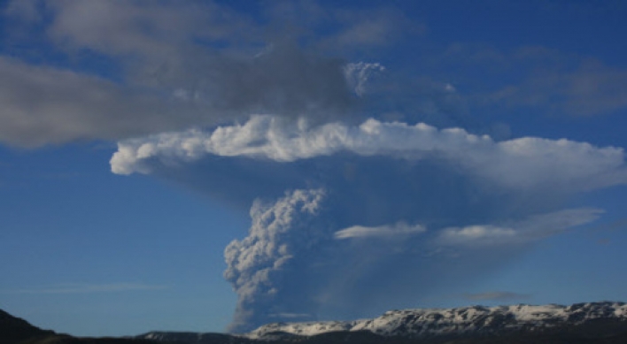 Iceland's Grimsvotn volcano erupting