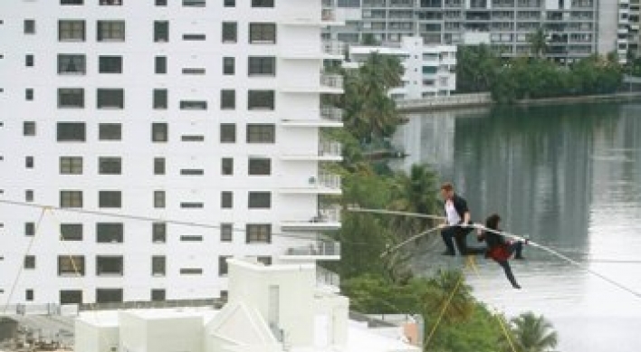 Acrobat, mom reenact fatal Puerto Rico wire walk