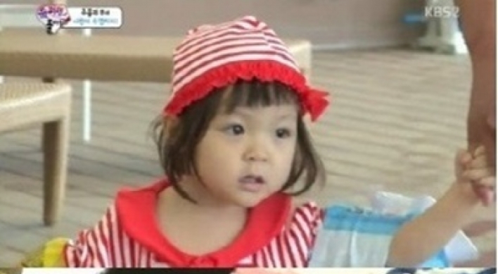 [Photo News] Little Choo goes swimming with her father