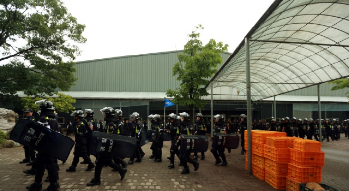 Police enter church retreat to arrest Sewol owner's aides