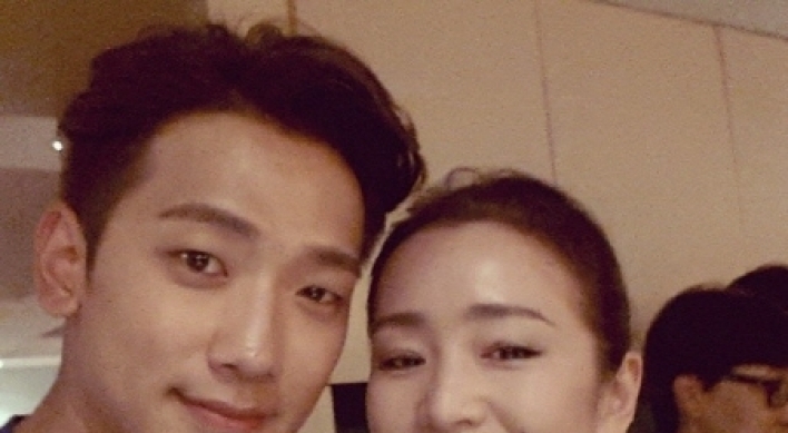 Rain takes selfie with Gong Li