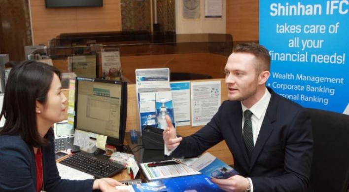 Shinhan Bank expands services for foreigners