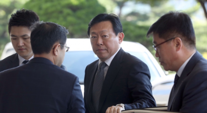Prosecutors request arrest warrant for Lotte chairman
