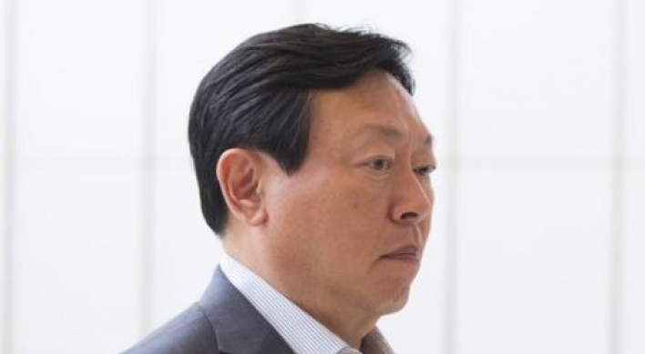 Lotte chief stresses investment for lucrative biz