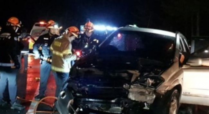 Multiple-vehicle accident on Hongcheon Expressway leaves 3 dead, 5 injured