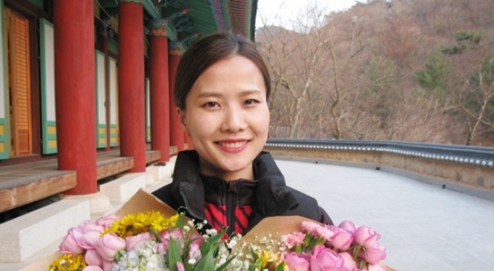 Korea’s ‘Garlic Girl’ curling champion marries skating coach