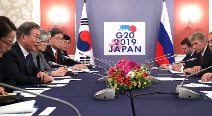 Moon, Putin discuss North Korea, bilateral relations