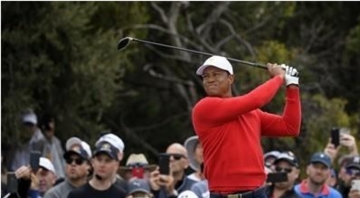 Woods sets Presidents Cup record, Americans make their move