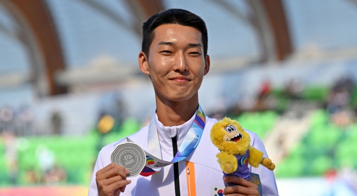 High jumper Woo Sang-hyeok stands tall on podium with world championship silver