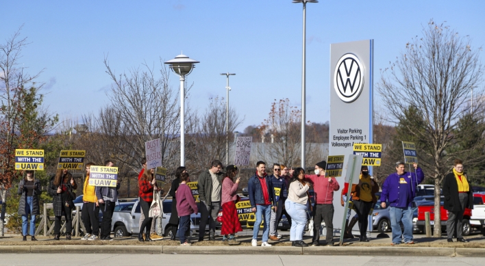 US senators pressure Hyundai, 12 carmakers not to interfere in union activism