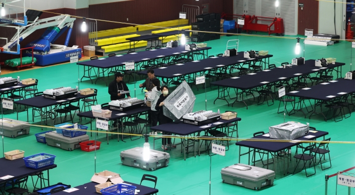 Rival parties vie for final voter support in wider Seoul area on eve of elections