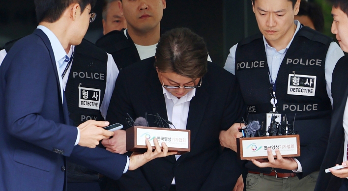Arrest warrant issued for embattled popera star Kim Ho-joong