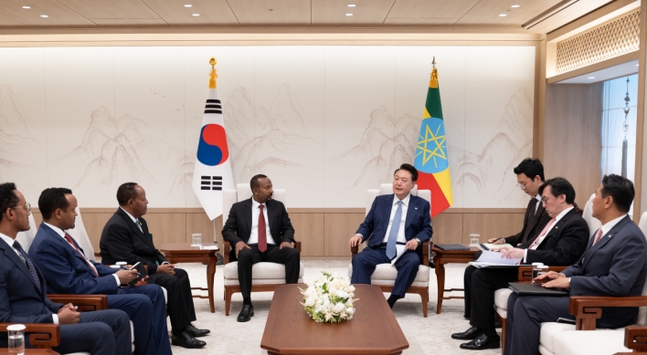 Yoon meets leaders of Tanzania, Ethiopia ahead of Korea-Africa Summit