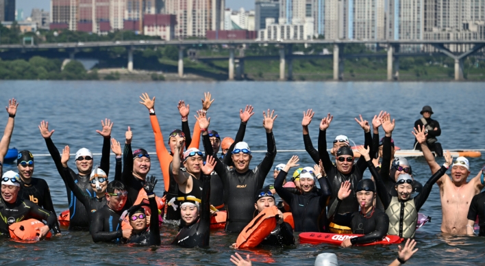 Seoul mayor swims in Han River, praises 'unbelievably clean' water