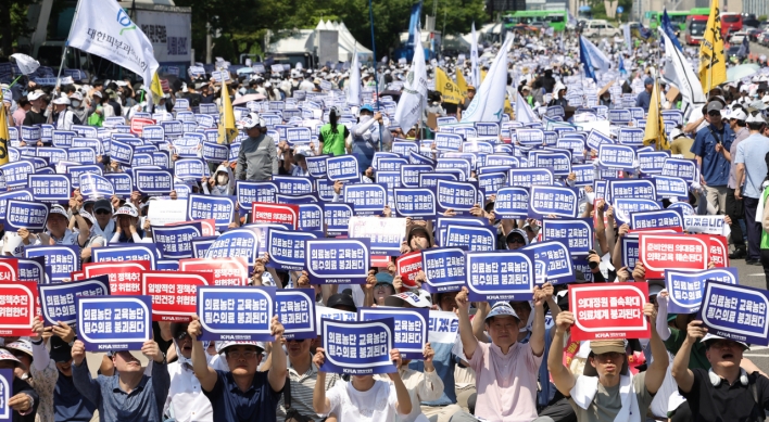 Korea's largest doctor group begins full-scale strike despite warnings