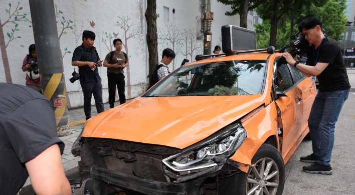 Taxi crashes into hospital in central Seoul, injuring 2