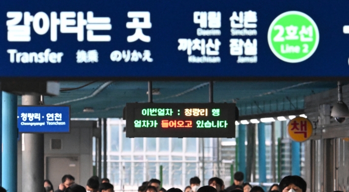 Crowded public transport, long commutes top stressors for Seoul, Gyeonggi workers: survey