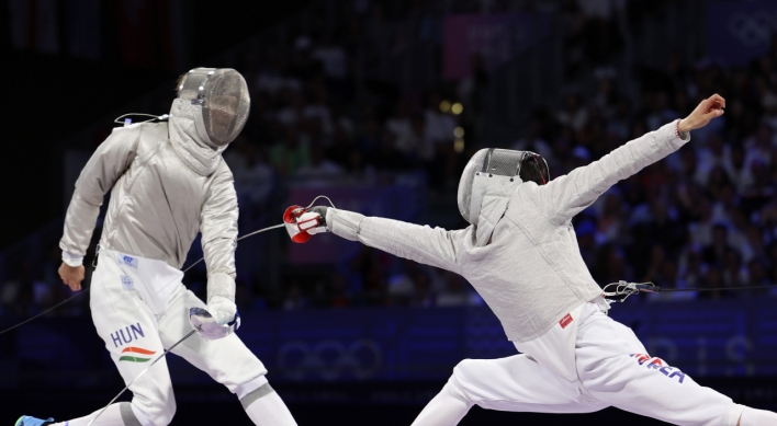 Sabre fencers strike gold, mixed doubles silver secured in badminton