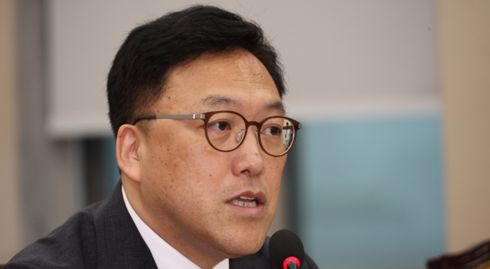 FSC chief vows to curb household debts, stabilize financial market