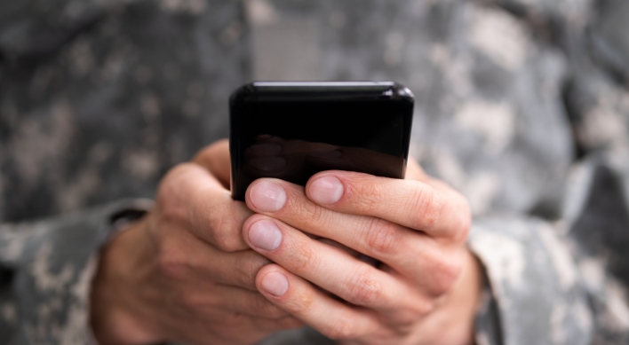 Senior military officers wary of conscripts’ cellphone use: ministry