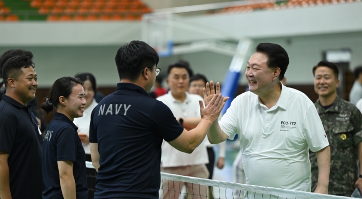 Yoon visits southern naval base during summer vacation